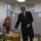 Česi druhý deň volia zástupcov v krajoch a Senáte, nálady mohli ovplyvniť aj povodne