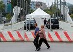 Kosovskí policajti zapečatili vchody do srbského daňového úradu v Mitrovici