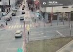 Polícia zverejnila video z Bratislavy, kde muž s nožom ohrozoval cyklistku