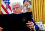 Colná politika Trumpa rozkývala trhy, firmy hromadia zásoby a kalkulujú straty