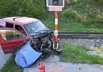 Na Kysuciach vlak narazil do auta na priecestí, vodič ušiel