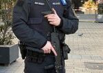 Policajt v Nemecku zastrelil muža, ktorý pred klubom ohrozoval ľudí nožom