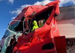 Zrážka osobného auta s kamiónom na R1:jeden zranený a veľký únik paliva