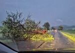 Búrky a silný vietor komplikujú dopravu vo viacerých okresoch,na mnohých miestach je prerušená doprava