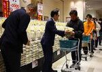 Japonci stoja v radoch celé hodiny