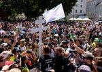 Kým Budapešť zaplnil obrovský dav zakázaného dúhového pochodu, policajti blokovali protidemonštrantov