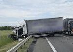 Na diaľnici D2 došlo k havárii nákladného vozidla, vodič vyviazol bez zranení