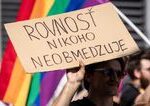Dve tváre Bratislavy: Matúš Vallo a 15-tisíc ľudí na Pride verzus Zoroslav Kollár, Anton Chromík a „tradičná“ rodina