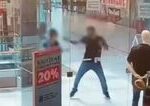 Polícia ukázala, ako zlodej mlátil príslušníka SBS päsťami do tváre v obchodnom centre v Bratislave