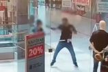 Polícia ukázala, ako zlodej mlátil príslušníka SBS päsťami do tváre v obchodnom centre v Bratislave