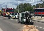 Vodič v Bratislave narazil do zábradlia, prevrátené auto blokovalo dopravu