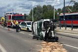 Vodič v Bratislave narazil do zábradlia, prevrátené auto blokovalo dopravu