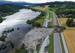Po zosuve pôdy na diaľnici v Nórsku je nezvestná jedna osoba