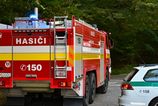 Podkrovie bytovky v Banskej Štiavnici zachvátil požiar, na mieste zasahujú hasiči