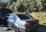 Policajná naháňačka cez hranice Česka a Slovenska: Unikajúce BMW už zastavili, vrtuľníkom pátrajú po mužovi na úteku