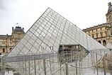 Časť šperkov z parížskeho múzea Louvre previezli do národnej banky