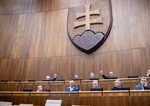 Vláda prerokuje návrh medzivládnych dohôd i peniaze z plánu obnovy pre nemocnice