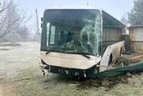 Autobus v Gerlachove nabúral do plotov a garáže. Škoda presiahla 26-tisíc eur