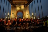 Tisíce ľudí pochodujú Budapešťou: S plyšákmi a fakľami protestujú proti zneužívaniu detí a Orbanovej vláde