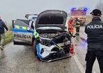 Zrážka policajného auta a osobného vozidla v Dvoroch nad Žitavou