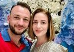 Matúš Šutaj Eštok s partnerkou sa objavili v cestovke s vreckami plnými peňazí. Letenky za 12 500 eur platili v hotovosti Matúš Šutaj Eštok s partnerkou sa objavili v cestovke s vreckami plnými peňazí