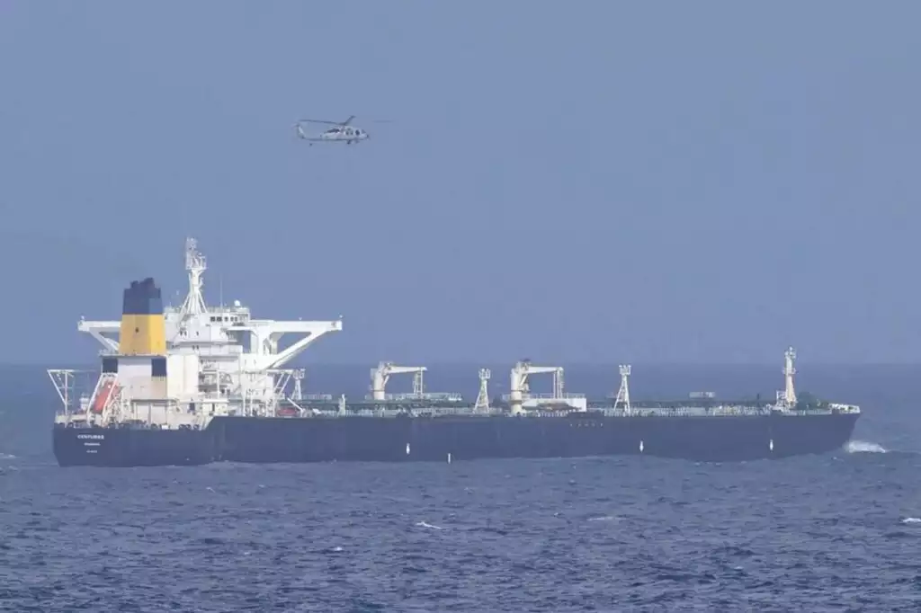 Video: Americkí “mariňáci” prepadli tanker plávajúci pod vlajkou Ruskej federácie