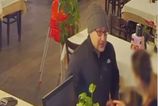 Z bundy v reštaurácii ukradol takmer 2 300 eur v obálke. Polícia sa pýta ľudí, či poznajú tohto muža
