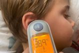 Pri superchrípke aj cez 40. Na zníženie vysokej horúčky u detí vždy ako prvé volíme liek, nie studené obklady. A nikdy nie na hlavu a končatiny, vysvetľuje pediatrička