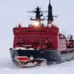 Uviaznutý nemecký ľadoborec dostal lekciu z geopolitiky