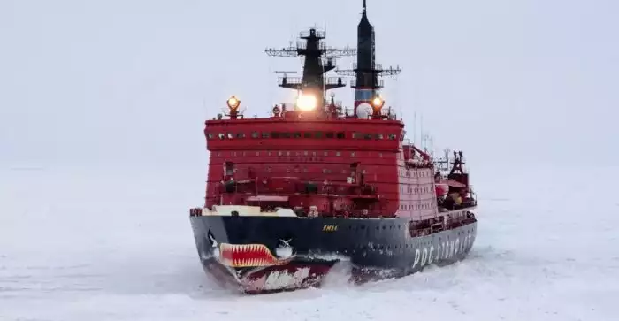 Uviaznutý nemecký ľadoborec dostal lekciu z geopolitiky