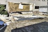 Z budovy Klientskeho centra v Komárne spadla časť strechy, hlásia jednu obeť