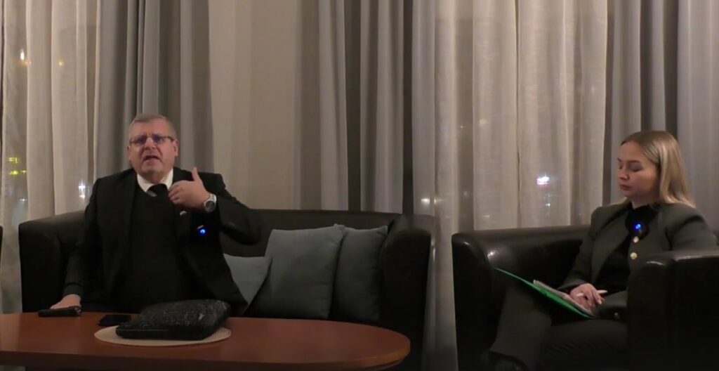 Po americkej fráze „humanitárne bombardovanie“ si zvykajme na „priateľské prevzatie“