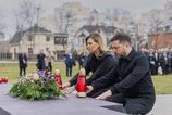 Volodymyr Zelenskyj s prvou dámou si pri príležitosti štvrtého výročia oslobodenia Buče uctili obete
