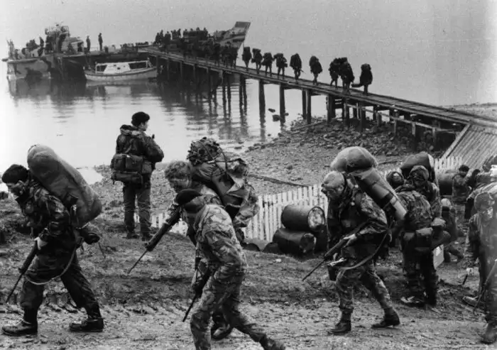 „Malvíny vždy boli, sú a budú argentínske!“ Návšteva britského kráľa začína ponížením