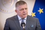 Robert Fico s polovicou vlády a delegáciou podnikateľov mieri do Vietnamu