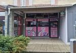 Drogy v obale od sladkostí? Podozrivý automat predáva chemické látky v centre Popradu