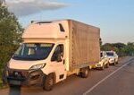 Dvojica zlodejov v Rimavskej Sobote kradla kolesá z karavanov, polícia ich zadržala po úteku Dvojica zlodejov v Rimavskej Sobote kradla kolesá z karavanov, polícia ich zadržala po úteku