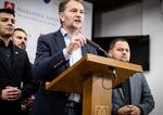 Opozícia žiada hlavu ministra Tarabu. Hnutie Slovensko a Za ľudí ponúkajú podpisy na mimoriadnu schôdzu Opozícia žiada hlavu ministra Tarabu