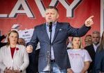 Ostreľovači, voliči navození autobusmi a rady o bozkávaní