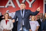 Ostreľovači, voliči navození autobusmi a rady o bozkávaní. Robert Fico na oslavách odkázal, že vyhrá voľby, aj keby „ich šľak trafil“