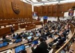 Parlament výnimočne zasadne už v pondelok