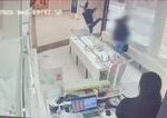 Stačil kop nohou a zlodej rozbil vitrínu bratislavského zlatníctva