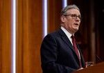 Britský premiér Keir Starmer zagratuloval svojmu straníckemu kolegovi Andymu Burnhamovi k triumfu v doplňovacích voľbách