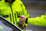 Nezvládla cúvanie na sídlisku: Vodička v Petržalke nafúkala takmer 1,7 promile a zbúrala múrik