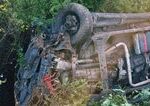 Po nehode na juhu Slovenska auto skončilo na streche a vodič v nemocnici