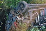 Po nehode na juhu Slovenska auto skončilo na streche a vodič v nemocnici