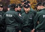 Policajti v Bratislave preverujú hlásenie o ozbrojenom mužovi pri škole