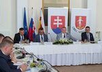 Výjazdové rokovanie vlády: Demonštrantov zakryli dodávkou, verným Robert Fico zamával