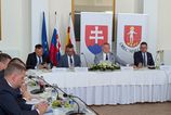 Výjazdové rokovanie vlády: Demonštrantov zakryli dodávkou, verným Robert Fico zamával