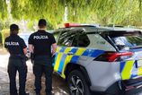 Enviropolicajti zasahujú pri podozrivej skládke v Komárne, preverujú nelegálne rozoberanie áut